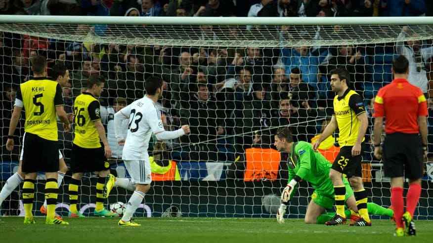 Und nach drei Minuten rappelt es schon im Kasten von BVB-Keeper Roman Weidenfeller (re., am Boden). Nach einem Traumangriff der Königlichen schließt Gareth Bale nach Vorlage von Isco (in Weiß) zum 1:0 ab. Weidenfeller ist chancenlos.