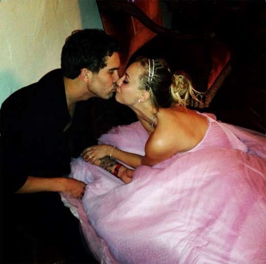 Nach sechs Monaten Beziehung heiratete Kaley ihren Ryan am 31.12.2013. Die Schauspielerin trug ein rosa Hochzeitskleid bei der Trauung. Wieso alles so schnell ging: "Ryan ist einfach der Richtige", erklärte sie.