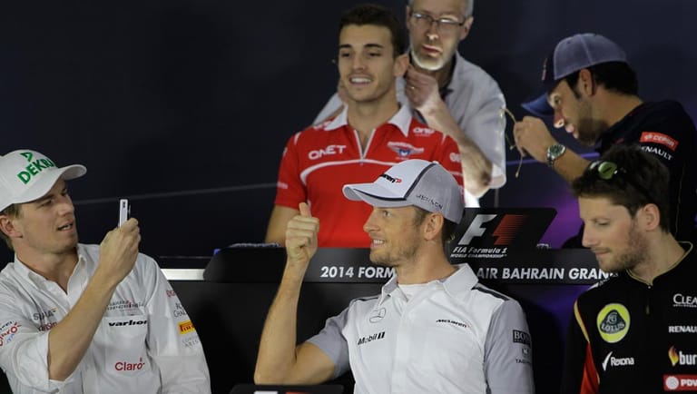 Jenson Button (Mi.) feiert seinen 250. Grand Prix. Nico Hülkenberg (li.) ist das ein Foto wert.