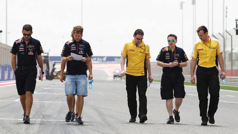 Sebastian Vettel (2.v.li.) und seine Crew arbeiten mit Hochdruck daran, wieder an die Weltspitze zurückzukehren. Eine ausgiebige Streckenbegehung gehört allerdings zum Standardprogramm.