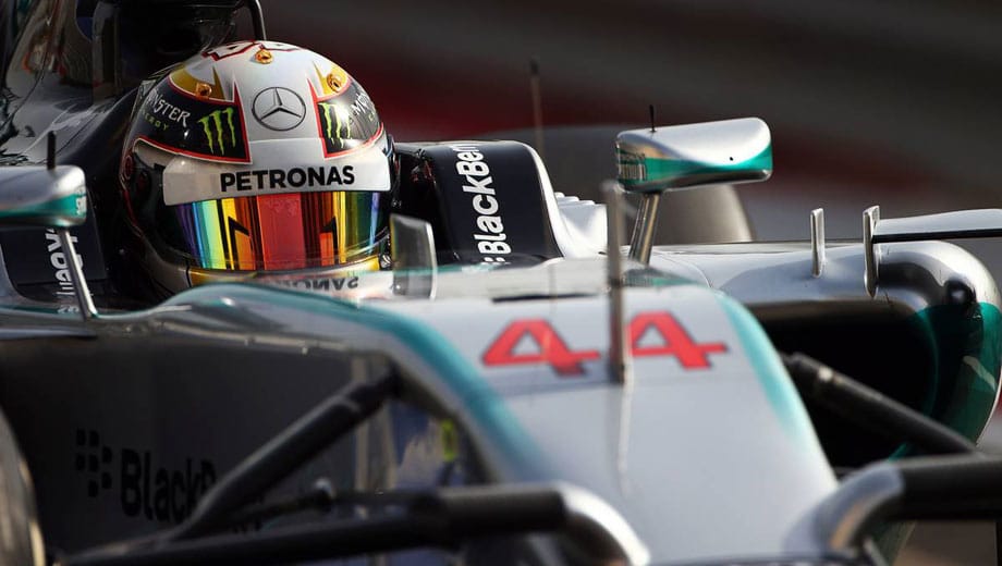 Das Auftakttraining dominiert Mercedes. Lewis Hamilton sichert sich in beiden Sessions die Bestzeit.