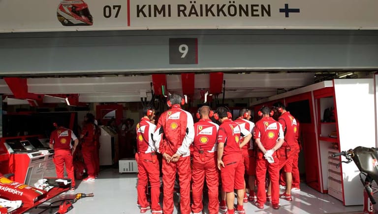 Für Ferrari und vor allem Kimi Räikkönen verliefen die ersten beiden Rennen nicht wie erhofft. Die Scuderia-Crew blockiert hier die Sicht auf den Boliden und mögliche neue Teile.