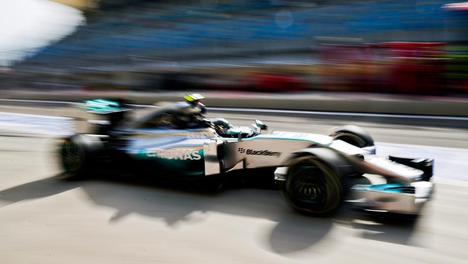 Nico Rosberg wird am Freitag zwei Mal Zweiter und unterstreicht die Dominanz der Silberpfeile.