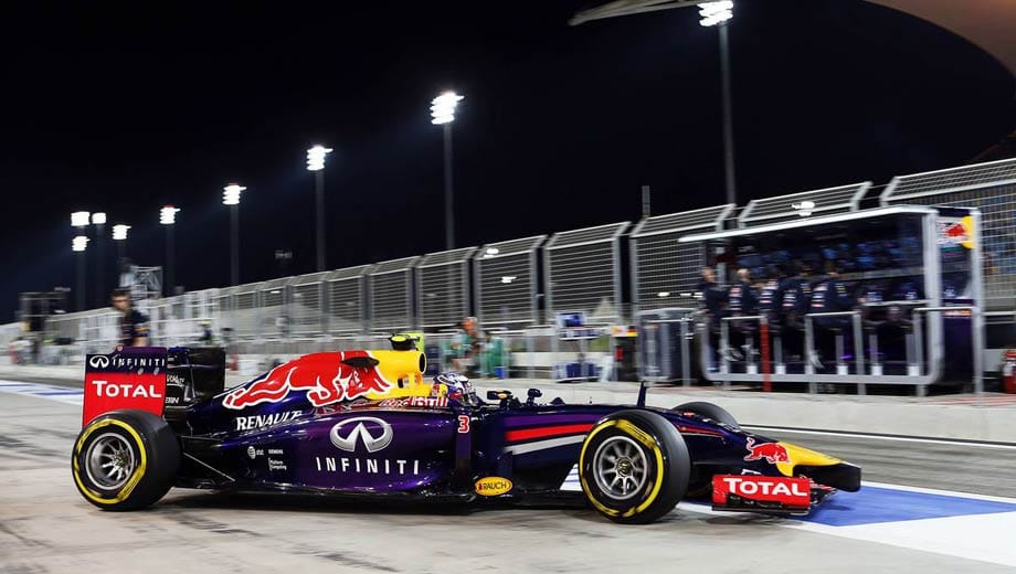 Daniel Ricciardo ist im zweiten Training, der ersten Nachtsession, Vierter und schlägt Vettel auf Platz sieben. Im ersten Training war der Weltmeister jedoch vier Positionen vor dem Australier.