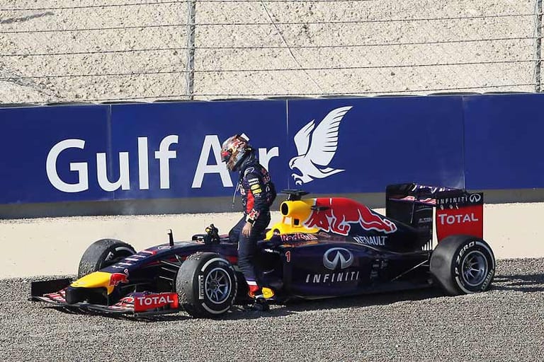 Nach seinem Dreher im 3. Training landet Sebastian Vettel im Kiesbett.
