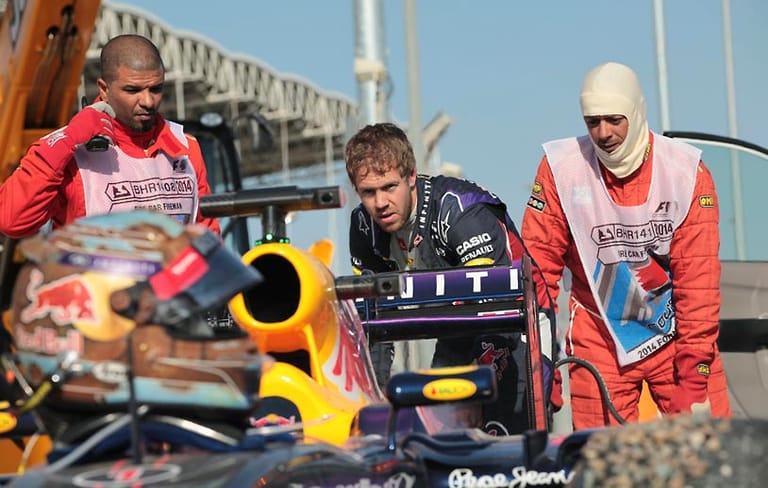 Vettel macht ein sorgenvolles Gesicht, weil sein Wagen ein wenig qualmt.