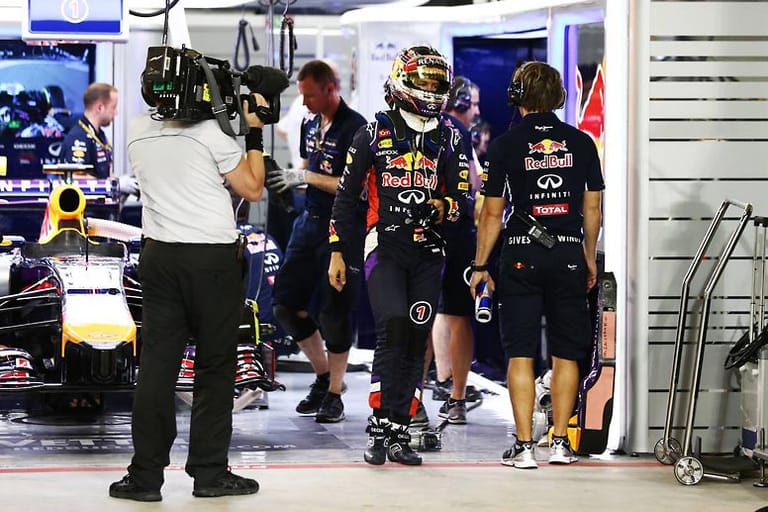 Der Frust bei Sebastian Vettel ist trotz Helm deutlich zu sehen.