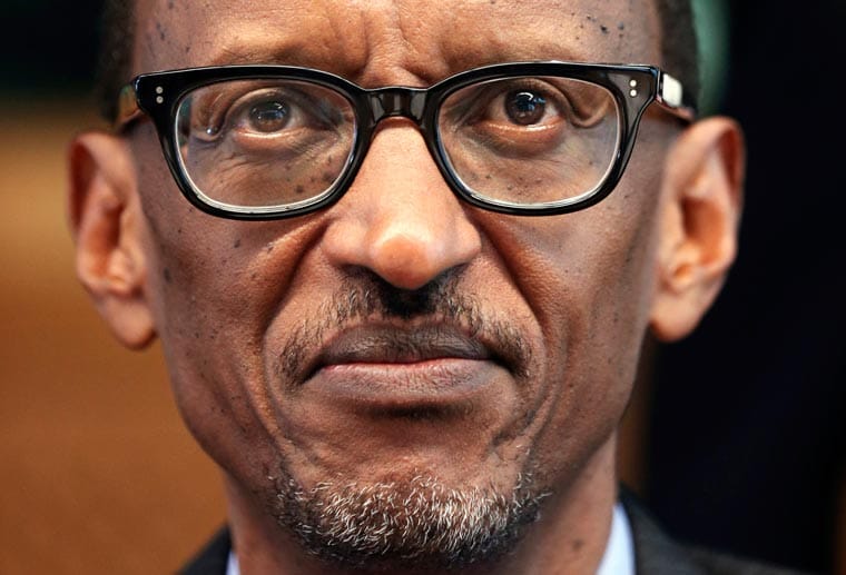 Präsident Paul Kagame (hier auf einem Treffen afrikanischer Staaten mit der EU in Brüssel im April 2014) führt das geschundene Land seit 2000. Er hatte jene Tutsi-Rebellen der "Patriotischen Front" (FPR) angeführt, die im Juni 1994 den Bürgerkrieg beendeten und die Hutu-Milizen in die Flucht schlugen.