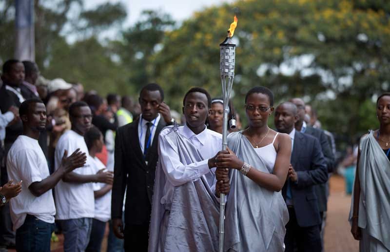 Kagame erklärt die Versöhnung zwischen Hutu und Tutsi zur nationalen Aufgabe. Während der nun beginnenden Gedenkfeiern und der 100-tägigen Trauerzeit wird auch eine Fackel quer durch das Land getragen. Das Licht soll Trauer und die Einheit aller Ruander symbolisieren.