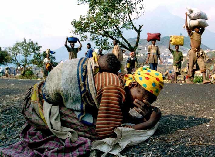 Die Flucht der Tutsi vor den mordenden Hutu-Milizen hat viele Bilder und Gesichter und erzählt viele Schicksale. Hier kniet eine Mutter mit ihrem Baby erschöpft auf der Straße, die vom Flüchtlingslager in Kibumba zu dem nach Goma führt (28. Juli 1994).