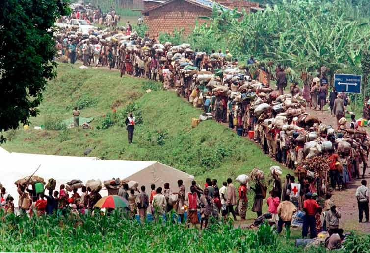 Nach dem Ende des Völkermordes und der Machtübernahme der Tutsi sind es die Hutu, die flüchten müssen. Das Bild zeigt Hutu vor dem Flüchtlingslager in Mukungwa am 19. November 1996, die auf die Weiterreise nach Kigali warten, wohin sie nach zwei Jahren zurückkehren wollen.
