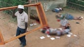Für Tutsi und gemäßigte Hutu beginnt ein Alptraum ohne Erwachen: Drei Monate lang werden sie gejagt und abgeschlachtet: Während eine Familie ermordet vor ihrem Haus in Kigali liegt, trägt ein Plünderer die letzten Habseligkeiten der Toten weg (11. April 1994).