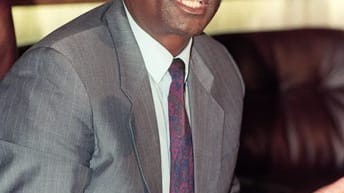 Ruandas Präsident Juvenal Habyarimana: Am 6. April 1994 wird sein Flugzeug abgeschossen. Habyarimana und sein burundischer Amtskollege sterben. Die Hutu-Regierungen beider Länder machen die Tutsi für den Mordsnachlag verantwortlich - der Auftakt zum Völkermord.