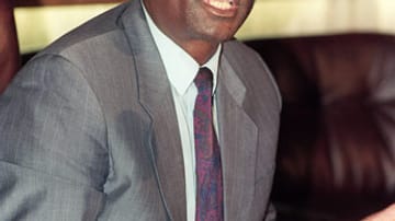 Ruandas Präsident Juvenal Habyarimana: Am 6. April 1994 wird sein Flugzeug abgeschossen. Habyarimana und sein burundischer Amtskollege sterben. Die Hutu-Regierungen beider Länder machen die Tutsi für den Mordsnachlag verantwortlich - der Auftakt zum Völkermord.