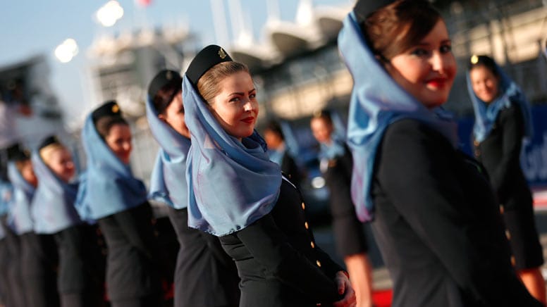 Die Grid Girls in Bahrain sind züchtiger als in anderen Ländern. Aber auch sie haben sich für das Rennen schick gemacht.
