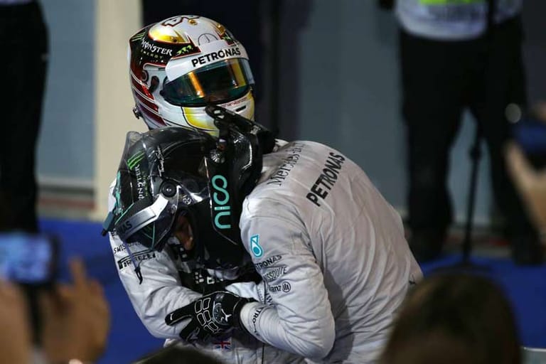 Nach dem Rennen liegen sich Lewis Hamilton (li.) und Nico Rosberg in den Armen.