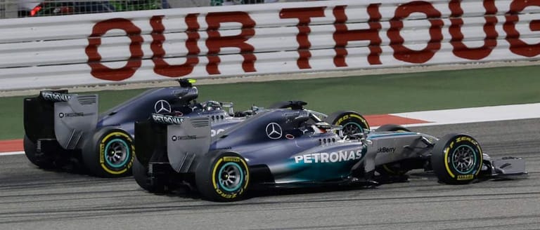 Immer wieder attackieren sich Hamilton (vorne) und Rosberg.