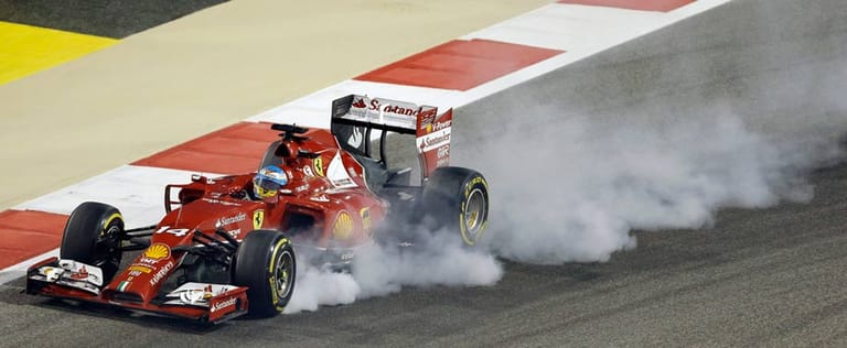 Noch schlimmer endete das Flutlicht-Rennen für Ferrari. Fernando Alonso (im Bild) wird nur Neunter, Kimi Räikkönen erreicht das Ziel noch einen Platz dahinter.