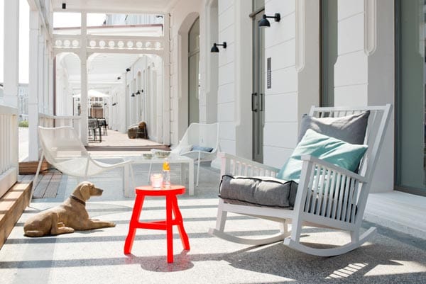 Weißer Schaukelstuhl, roter Tisch, Hundeattrappe: Das "Inselloft Norderney" richtet sich an ein jüngeres Publikum.