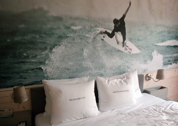 Schlafen unter der Welle: Die Zimmer im "Beach Motel" zieren Surfermotive.