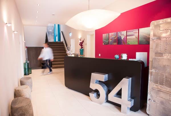 Auch auf der nordfriesischen Insel Sylt geht es stylish zu: In der "Villa 54° N" in Westerland lässt sich zunächst nicht erahnen, dass sich hinter den Mauern einer Villa im alten Bäderstil fünf Apartments und zehn Zimmer in schickem Design und gestaltet in klaren Farben verbergen.