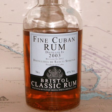 Der 2003 Fine Cuban Rum wird in der Destille Sancti Spiritus gebrannt und die ersten Jahre in gebrauchten Rumfässern gelagert, welche geschmacklich noch wenig Einfluss auf das Destillat haben. Der unabhängige Abfüller Bristol Spirits Ltd. kauft die besten Fässer ab und veredelt den Brand und füllt ihn Jahrgangsrein ab. Eine Delikatesse.