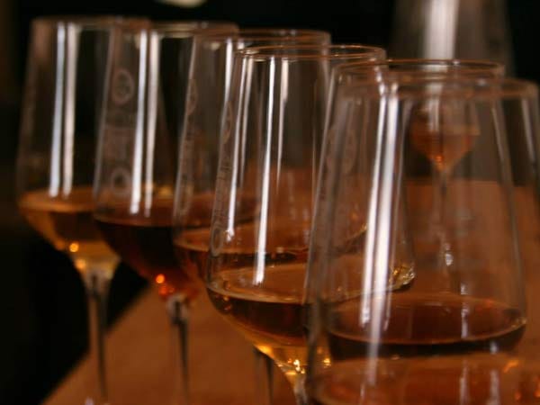 Der ideale Begleiter zu einer Zigarre: Rum gilt als eine der facettenreichsten Spirituosen. Das Klima der Karibik, Böden und Lagerung sorgen für viele Varianten im Geschmack.