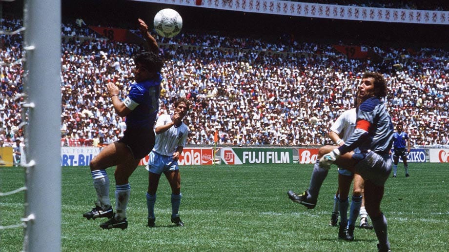 Diego Maradona prägt 1986 den Begriff der "Hand Gottes", als er im WM-Halbfinale England-Argentinien bei nur 1,65 Metern Körpergröße die Hand zur Hilfe nimmt und damit ein Tor erzielt. Der tunesische Schiedsrichter Ali Ben Naceur glaubt, ein Kopfballtor gesehen zu haben und lässt das 1:0 gelten. Mit einem regulären Tor zum 2:0 bringt Maradona seine Elf dann ins Finale, in dem Argentinien Deutschland besiegt.