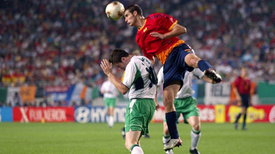 In den Achtelfinals der WM 2002 gibt es gleich mehrere Fehlentscheidungen. Anschließend gibt es Spekulationen, die Schiedsrichter seien gekauft, um Südkorea bei der Heim-WM weit zu bringen (Platz 4). Beim Spiel gegen Irland erkennt Anders Frisk gleich zwei korrekte Tore der Spanier nicht an…