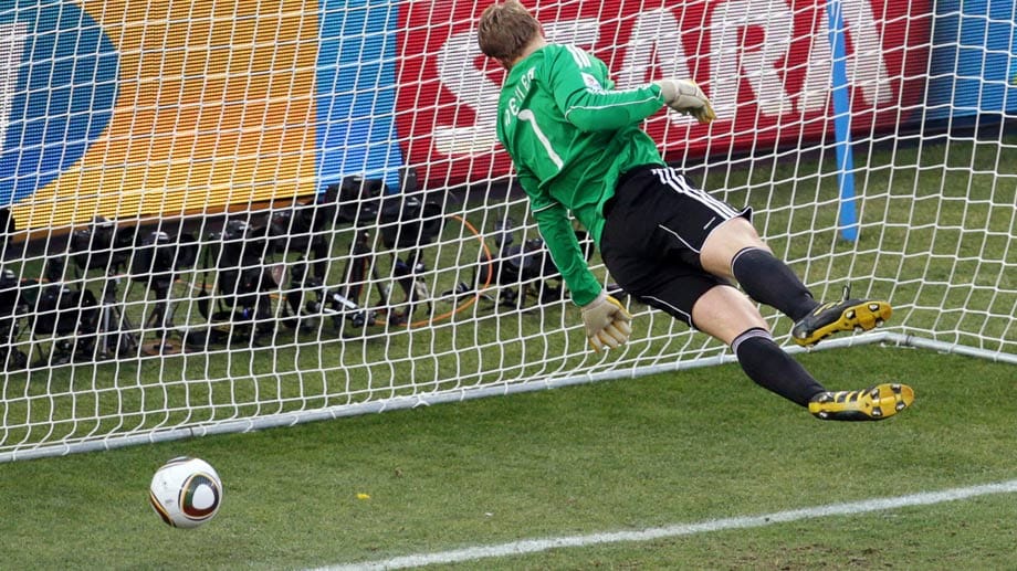 44 Jahre nach Wembley gibt es eine Revanche. Frank Lampard, englischer Nationalspieler, überwindet im WM-Achtelfinale in Südafrika den deutschen Torhüter Manuel Neuer. Wie 1966 knallt der Ball an die Latte, auf den Boden (diesmal tatsächlich hinter die Torlinie), wieder an die Latte und wird dann von Neuer eingefangen. Schiedsrichter Jorge Larrionda erkennt das Tor nicht an, Deutschland gewinnt 4:1 und Wembley ist (fast) vergessen.