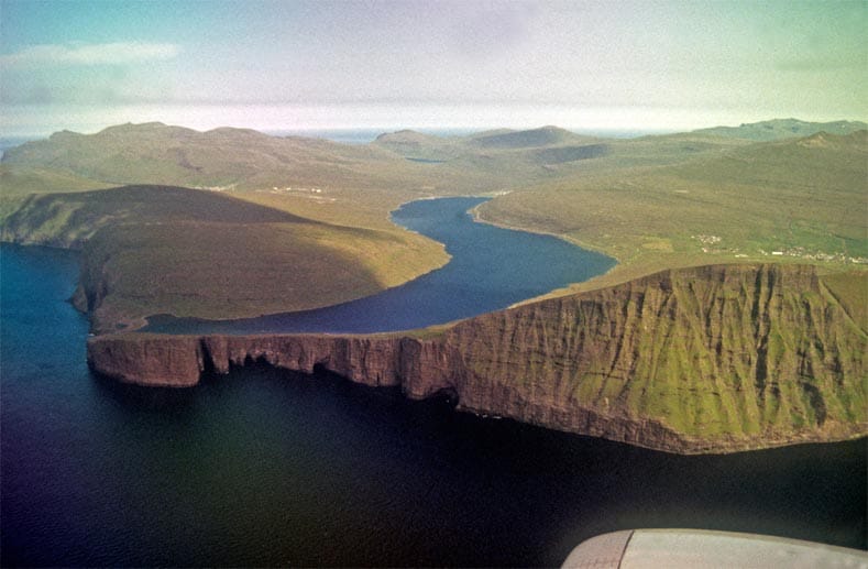 Das Sørvágsvatn ist der größte Binnensee der Färöer, so groß, dass die Einheimischen so weit auseinander wohnen, dass der See zwei unterschiedliche Namen trägt: Während die Anwohner am Westufer des Sees ihn Sørvágsvatn nennen, heißt er am Ostufer Leitisvatn.