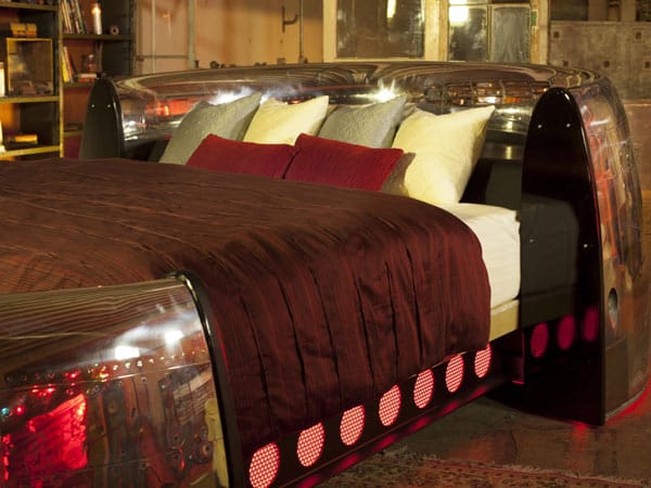 Das Bett der amerikanischen Firma MotoArts besteht aus der Ummantelung einer Boeing 747-Turbine, ist in zwei Hälften geteilt und umfasst mittig eine Doppelbett-Matratze.