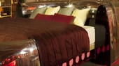 Das Bett der amerikanischen Firma MotoArts besteht aus der Ummantelung einer Boeing 747-Turbine, ist in zwei Hälften geteilt und umfasst mittig eine Doppelbett-Matratze.