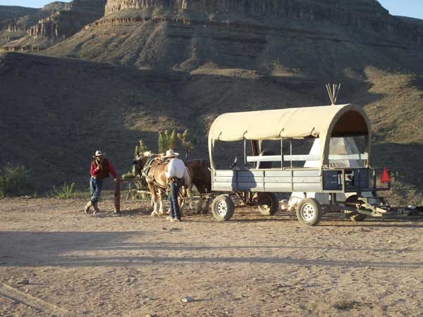 Wer möchte nicht einmal Planwagen fahren, Country-Musik echter Cowboys hören und abends am Rande des Grand Canyon in den Sonnenuntergang reiten?