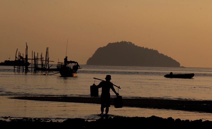 Myanmar: Ein Fischer von der Insel Nyuang Wee schleppt Trinkwasser zu seinem Boot.