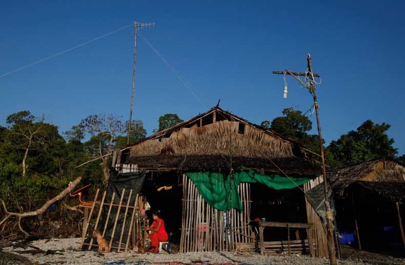 Myanmar: Eine Frau bereitet Essen zu. Viele Bewohner der Inseln, die zum Lampi National Park gehören, leben in einfachen Hütten.