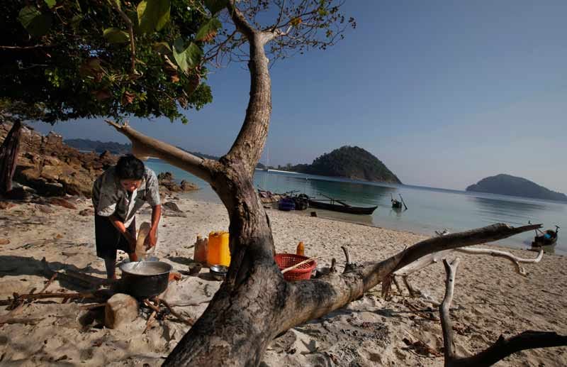 Myanmar: Kochen kann man auch direkt am Strand mit Treibholz, wie hier auf der Insel 115, wo der fangfrische Fisch direkt zubereitet wird.