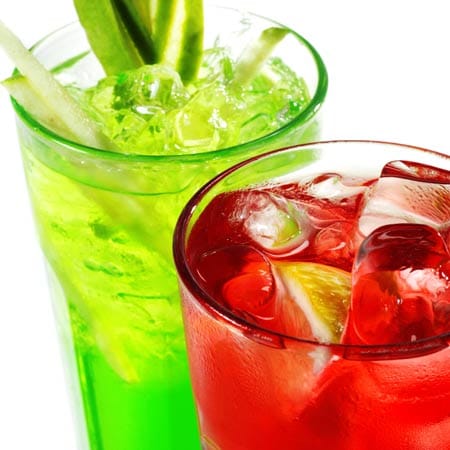 Ein Collins wird in einem großen Longdrink-Glas serviert, er baut auf einem Sour auf – und meist sind viele Früchte und Kräuter enthalten. Und natürlich harter Alkohol wie Gin, Wodka oder Rum.