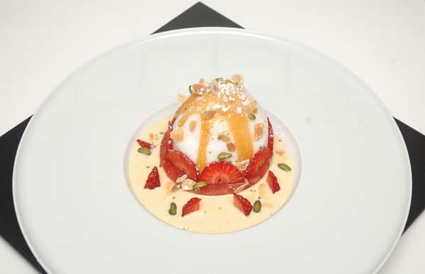 Natürlich lässt sich auch ein Dessert auf Ei-Basis zaubern: Hier das karamellisierte Schnee-Ei mit Rhabarberragout auf Vanillesauce.