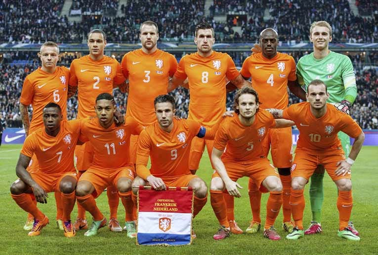 Niederlande: Die Elftal wurde 2010 in Südafrika Vizeweltmeister - Oranje verlor knapp mit 0:1 gegen Weltmeister Spanien. Bei der EM 2012 fiel das Team vom heutigen Trainer Louis van Gaal in ein kleines Leistungstief: Turnieraus ohne Punktgewinn.