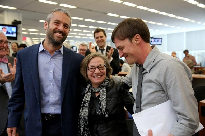 Moment des Triumphs bei der "New York Times": die Fotografen Tyler Hicks (links) und Josh Haner freuen sich mit Michele McNally, der Chefin vom Dienst, über ihre Pulitzer-Preise.