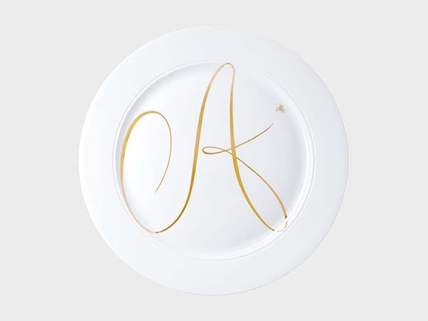 So einzigartig wie die eigene Handschrift präsentieren sich die edlen Porzellan-Teller aus der Nymphenburger Porzellanmanufaktur: mit Ihrem ganz persönlichen Monogramm – gezeichnet in Gold oder Platin. So einzigartig wie die eigene Handschrift präsentieren sich die edlen Porzellan-Teller aus der Nymphenburger Porzellanmanufaktur: mit Ihrem ganz persönlichen Monogramm – gezeichnet in Gold oder Platin.