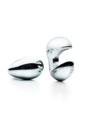 Die extravaganten Manschettenknöpfe aus Sterling Silber (von Ole Lynggaard über Argentum um 345 Euro) verleihen durch ihr ungewöhnliches Design jedem Hemd einen modernen Look. Die extravaganten Manschettenknöpfe aus Sterling Silber (von Ole Lynggaard über Argentum um 345 Euro) verleihen durch ihr ungewöhnliches Design jedem Hemd einen modernen Look.