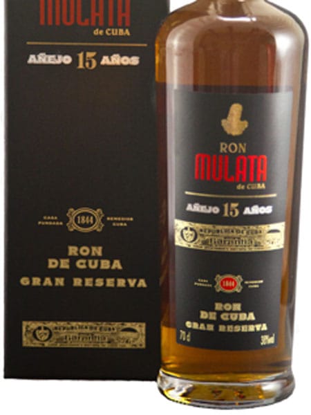 Ron Mulata kennt auf Kuba jedes Kind, die Premium Qualität Ron Mulata añejo 15 años, also 15 Jahre gereift ist nur in gehobenen Restaurant und Bars erhältlich, oder natürlich im Ausland in den gut sortierten Shops. Der dunkle und sehr süßlich würzige Rum passt hervorragend zu Zigarren, natürlich am besten zu kubanischen!