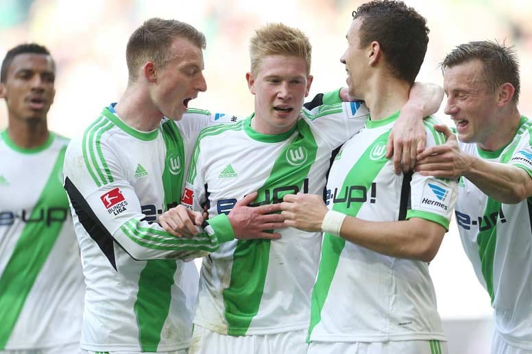 Der VfL Wolfsburg hat mit Kevin de Bruyne (Mitte), Luis Gustavo (li.) und Co. einige teure Stars unter Vertrag. Insgesamt lag der Spieleretat der Wölfe bei 50 Millionen Euro. Dank der bisher eingefahrenen 50 Bundesliga-Punkte kostet die Niedersachsen ein Zähler somit 1.000.000 Euro.