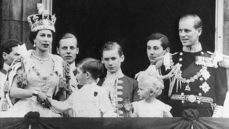 Hier ist die Queen mit den Kindern Prinz Charles und Prinzessin Anne sowie ihrem Gatten Prinz Philip kurz nach der Krönungszeremonie auf dem Balkon des Buckingham Palastes zu sehen.