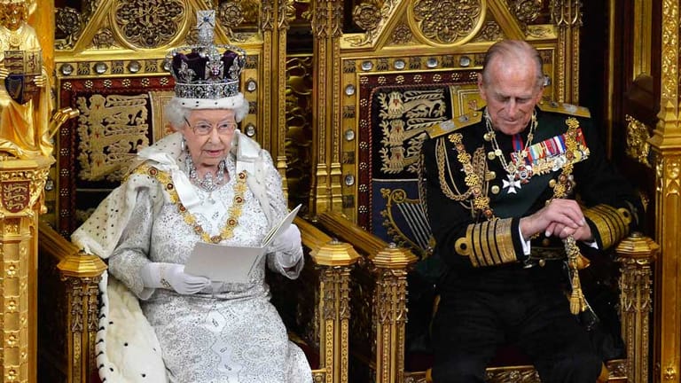 Queen Elizabeth bei der Parlamentseröffnung 2013