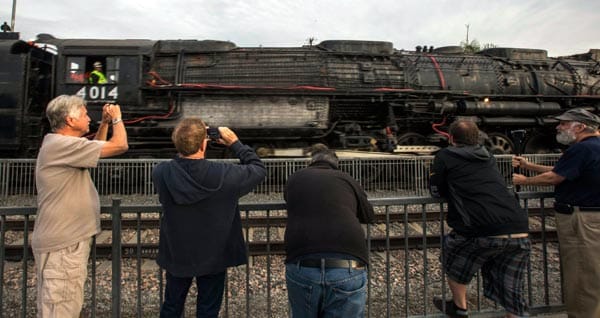 Von dort aus soll die Lok über Nevada und Utah nach Cheyenne gezogen werden, die Ankunft ist für den 8. Mai geplant. In der dortigen Werkstatt stehen zwei andere Dampflokomotiven bereit, die ausgeschlachtet werden können, um das alte "Big Boy"-Modell instandzusetzen.