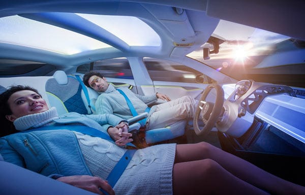 … sehr futuristisch zu. Dank Autopilot können sich die Passagiere wie in der Business Class eines Flugzeuges während der Reise zurücklehnen und entspannen.