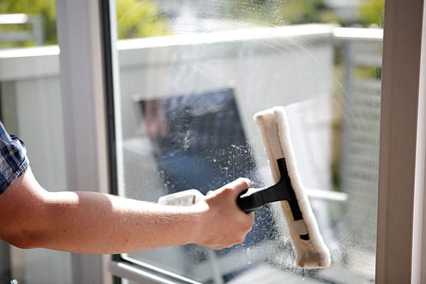 Fensterputzen mit dem Kärcher WV 2 Premium: Scheibe wischen